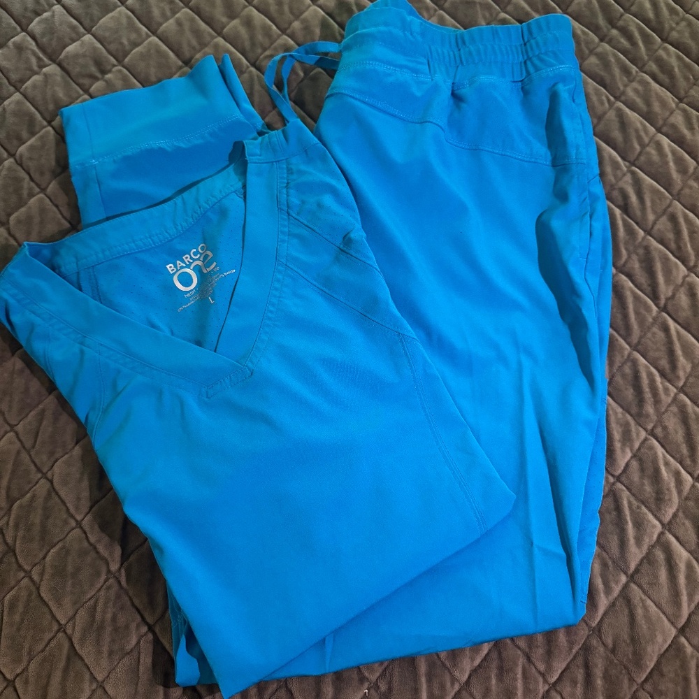 Barco one scrub set